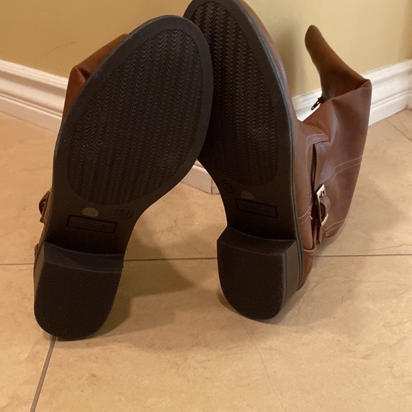 *NEW AND NEVER WORN* Brown Boots - Picture 3 of 4